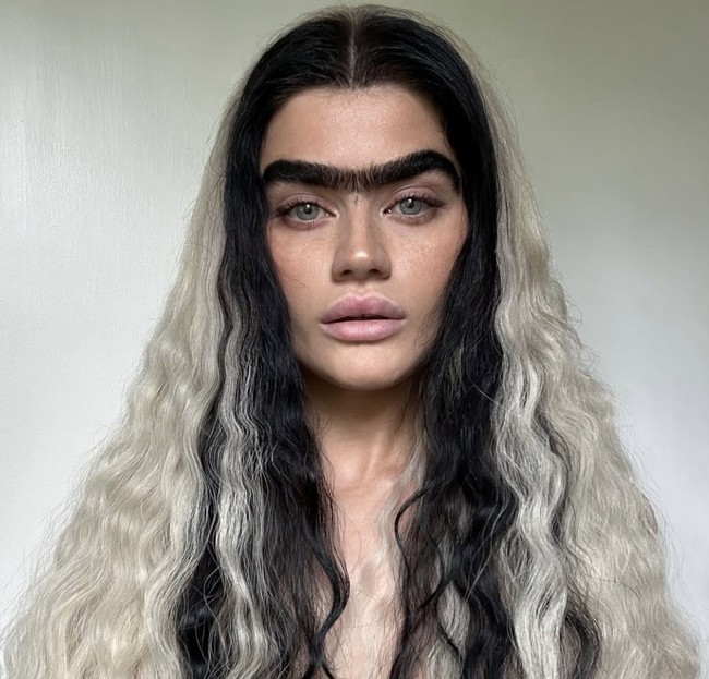 Namun, terlepas dari prestasinya tersebut, komentar tentang penampilannya tetap datang. Banyak orang menyoroti alis tebalnya yang dianggap tidak biasa dalam standar kecantikan mainstream. Foto: dok. Instagram @sophiahadjipanteli