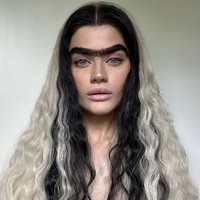 Model Ini Diejek karena Alis Nyambung, Kini Tampil Lebih Percaya Diri