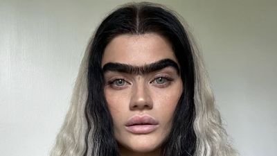 Model Ini Diejek karena Alis Nyambung, Kini Tampil Lebih Percaya Diri