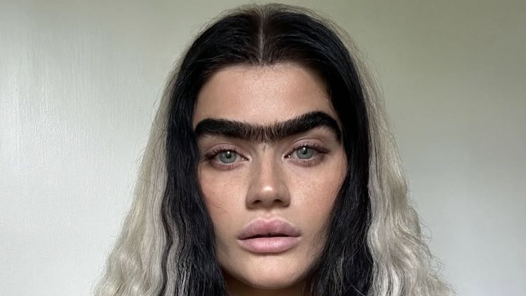 Model Ini Diejek karena Alis Nyambung, Kini Tampil Lebih Percaya Diri