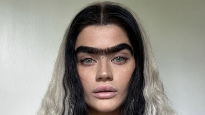 Model Ini Diejek karena Alis Nyambung, Kini Tampil Lebih Percaya Diri