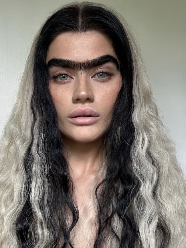 Model Ini Diejek karena Alis Nyambung, Kini Tampil Lebih Percaya Diri