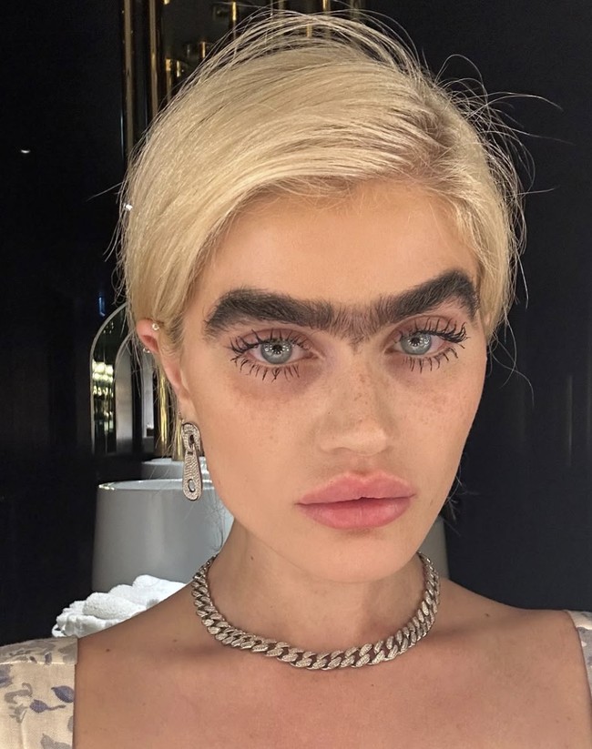 Dalam wawancara dengan StyleLikeU, Sophia mengungkap bahwa ciri khas unibrow itu justru berasal dari nasihat ibunya sejak kecil. “Waktu aku tumbuh besar, ibuku selalu berkata, ‘Jangan sekali-kali menyentuh alismu. Aku tidak peduli apa yang orang lain lakukan, jangan sentuh alismu,’” nasihat sang ibu yang menyiratkan bahwa Sophie harus bangga dengan alis tebalnya, tanpa perlu dicukur.  Foto: dok. Instagram @sophiahadjipanteli