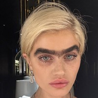 Dalam wawancara dengan StyleLikeU, Sophia mengungkap bahwa ciri khas unibrow itu justru berasal dari nasihat ibunya sejak kecil. “Waktu aku tumbuh besar, ibuku selalu berkata, ‘Jangan sekali-kali menyentuh alismu. Aku tidak peduli apa yang orang lain lakukan, jangan sentuh alismu,’” nasihat sang ibu yang menyiratkan bahwa Sophie harus bangga dengan alis tebalnya, tanpa perlu dicukur.  Foto: dok. Instagram @sophiahadjipanteli