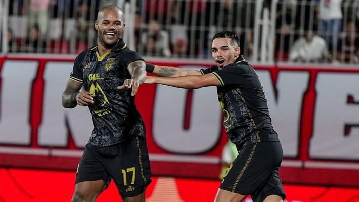 Striker Malut United David da Silva memimpin daftar top skor Super League lewat 2 golnya ke gawang PSM dalam laga di Stadion Gelora Kie Raha.