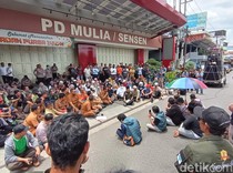 Pedagang Cikurubuk Geruduk Toko Pakaian di Tasik, Protes Cara Jualan
