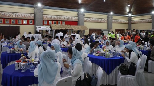 Suasana buka puasa bareng ojol hingga anak yatim di Mapolda Bali, Senin (9/3/2026). (Dok. Polda Bali)