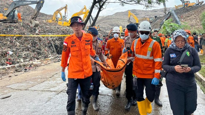 Tim SAR kembali temukan korban tewas longsor sampah Bantargebang, Senin (9/3/2026).