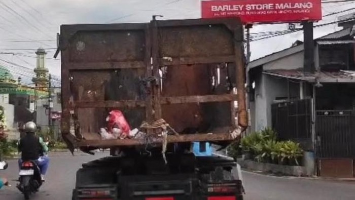 Truk pengangkut sampah dalam kondisi tak layak tetap beroperasi