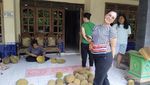 Keseruan Lebaran di Rumah Durian Pak Tukimin