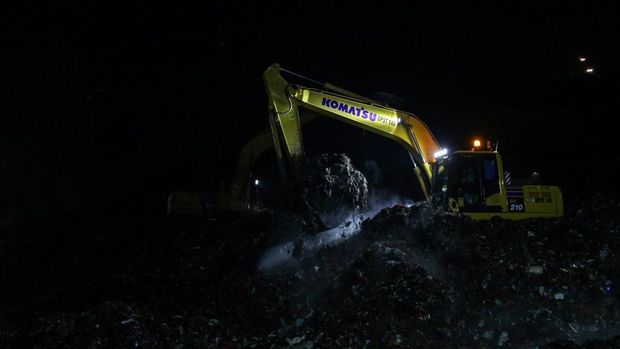 Foto udara sejumlah alat berat beroperasi saat melakukan pencarian korban longsor sampah di Tempat Pengolahan Sampah Terpadu (TPST) Bantargebang, Bekasi, Jawa Barat, Minggu (8/3/2026) malam. Berdasarkan data sementara dari Tim SAR Kota Bekasi, sebanyak empat orang meninggal dunia akibat peristiwa yang terjadi pada Minggu (8/3) siang. ANTARA FOTO/Darryl Ramadhan/nz