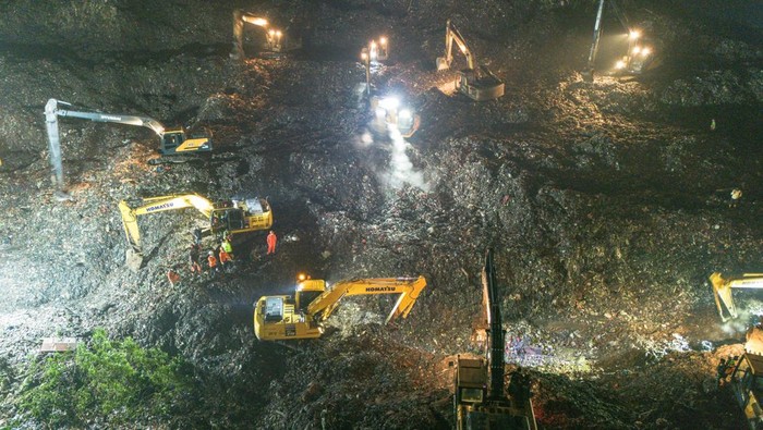 Foto udara sejumlah alat berat beroperasi saat melakukan pencarian korban longsor sampah di Tempat Pengolahan Sampah Terpadu (TPST) Bantargebang, Bekasi, Jawa Barat, Minggu (8/3/2026) malam. Berdasarkan data sementara dari Tim SAR Kota Bekasi, sebanyak empat orang meninggal dunia akibat peristiwa yang terjadi pada Minggu (8/3) siang. ANTARA FOTO/Darryl Ramadhan/nz