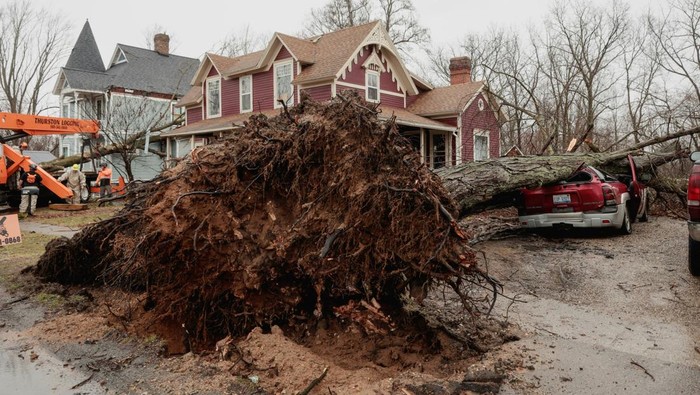 Workers clear debris following storms and tornado warnings in Union City, Michigan, U.S., March 7, 2026.  REUTERS/Rebecca Cook