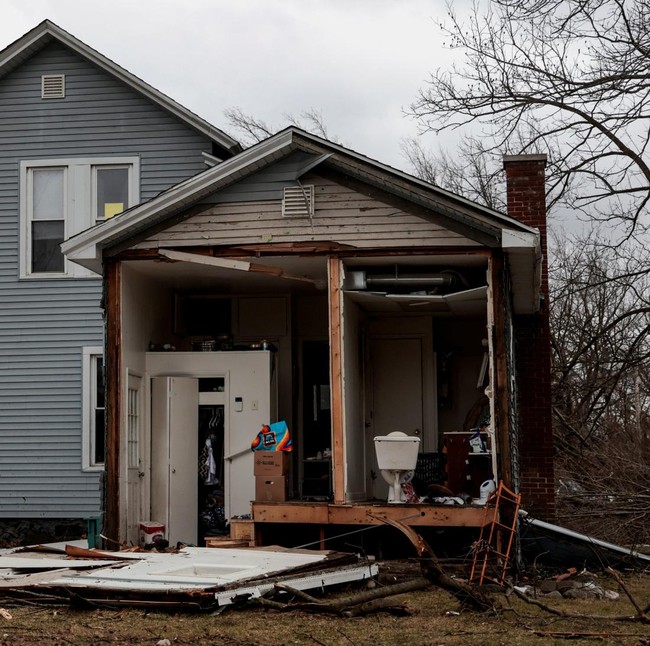 Kerusakan Terjadi Usai Badai dan Peringatan Tornado di Michigan