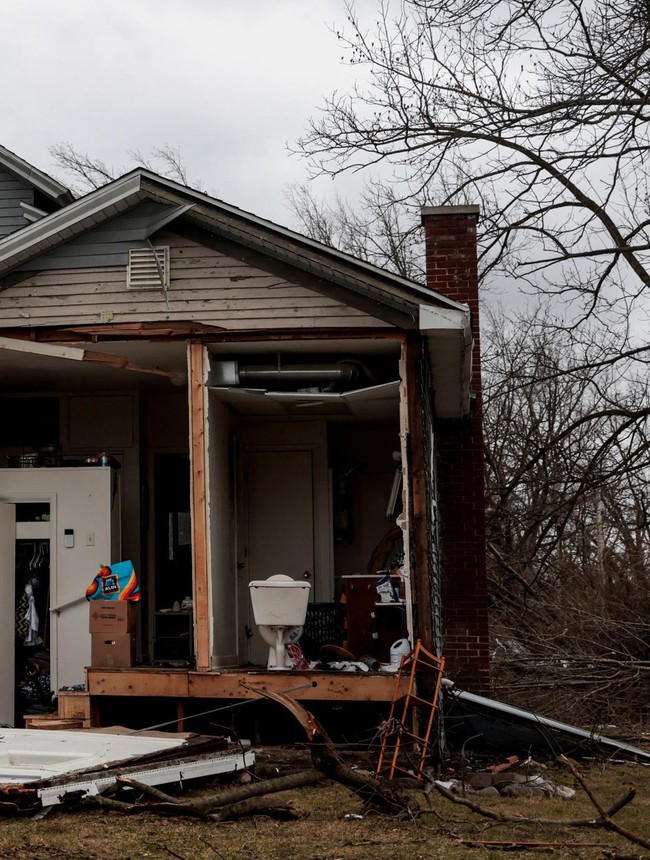 Kerusakan Terjadi Usai Badai dan Peringatan Tornado di Michigan