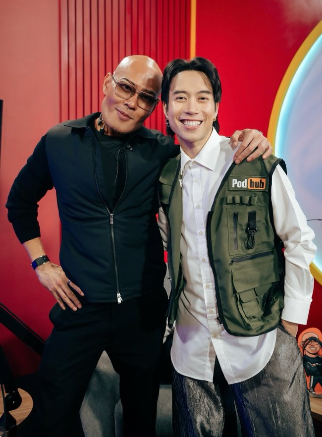Salah satu rekan artis yang dikenal dekat dengan Vidi ialah Deddy Corbuzier. Keduanya memiliki podcast bersama yang bernama PodHub. Foto: Instagram/@vidialdiano