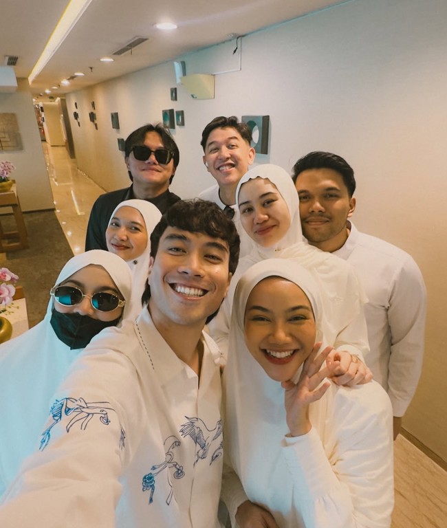 Pandai bersosialisasi dengan banyak rekan artis, Mahalini, Rizky Febian, Aaliyah Massaid, hingga Yura Yunita juga dikenal dekat dengan Vidi. Mereka bahkan sempat umrah ke tanah suci bersama-sama. Foto: Instagram/@vidialdiano