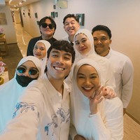 Pandai bersosialisasi dengan banyak rekan artis, Mahalini, Rizky Febian, Aaliyah Massaid, hingga Yura Yunita juga dikenal dekat dengan Vidi. Mereka bahkan sempat umrah ke tanah suci bersama-sama. Foto: Instagram/@vidialdiano