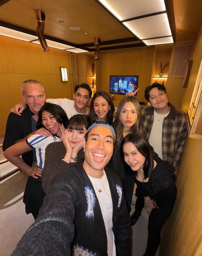 Sebagai seorang penyanyi, Vidi juga dekat dengan rekan-rekan penyanyinya. Terlihat dalam unggahannya di Instagram, Vidi sempat membagikan pose kedekatannya dengan Rossa, Raisa, Sherina, Afgan, Isyana Sarasvati, hingga Anggun C Sasmi. Foto: Instagram/@vidialdiano