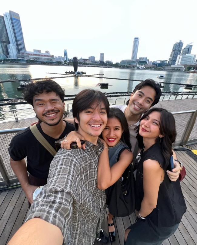 Vidi dan istrinya, Sheila Dara, sempet bertolak ke Singapura bersama Angga Yunanda, Shenina Cinnamon, dan Kristo Immanuel. Di akun Instagram, Vidi membagikan beberapa potret kebersamaan mereka saat di Singapura. Foto: Instagram/@vidialdiano