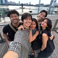 Vidi dan istrinya, Sheila Dara, sempet bertolak ke Singapura bersama Angga Yunanda, Shenina Cinnamon, dan Kristo Immanuel. Di akun Instagram, Vidi membagikan beberapa potret kebersamaan mereka saat di Singapura. Foto: Instagram/@vidialdiano