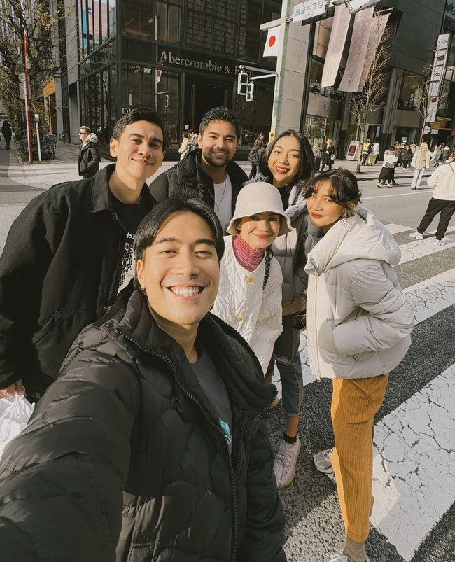 Tak pernah pilih-pilih dalam hal pertemanan, kebayakan rekan-rekan artis memang terlihat cukup dekat dengan Vidi. Seperti saat berlibur ke Jepang, Vidi dan istrinya tampak menghabiskan waktu bersama Enzy Storia dan beberapa rekan mereka. Foto: Instagram/@vidialdiano