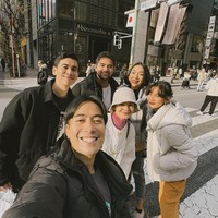 Tak pernah pilih-pilih dalam hal pertemanan, kebayakan rekan-rekan artis memang terlihat cukup dekat dengan Vidi. Seperti saat berlibur ke Jepang, Vidi dan istrinya tampak menghabiskan waktu bersama Enzy Storia dan beberapa rekan mereka. Foto: Instagram/@vidialdiano