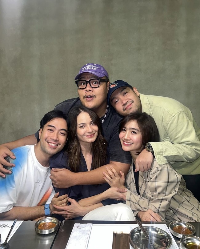 Febby Rastanty, Enzy Storia, Reza Chandika, hingga Kresna Julio juga terlihat menghiasi salah satu unggahan Vidi di Instagram. Dalam foto terlihat Vidi dan rekan artisnya itu tampa begitu akrab. Foto: Instagram/@vidialdiano