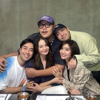 Febby Rastanty, Enzy Storia, Reza Chandika, hingga Kresna Julio juga terlihat menghiasi salah satu unggahan Vidi di Instagram. Dalam foto terlihat Vidi dan rekan artisnya itu tampa begitu akrab. Foto: Instagram/@vidialdiano