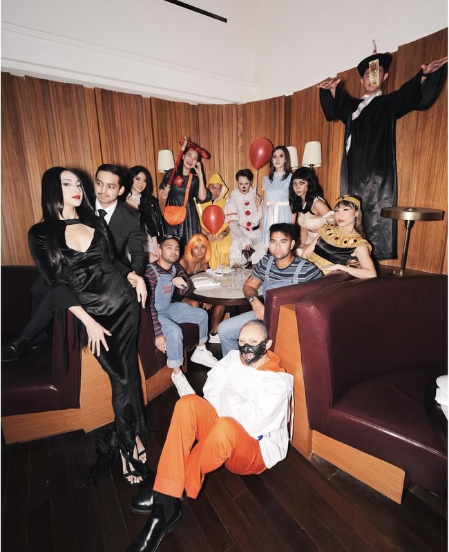 Di tahun 2023 Vidi sempat membagikan momen Halloween party bersama rekan artis. Luna Maya dan Ayu Dewi tampak ikut hadir. Foto: Instagram/@vidialdiano