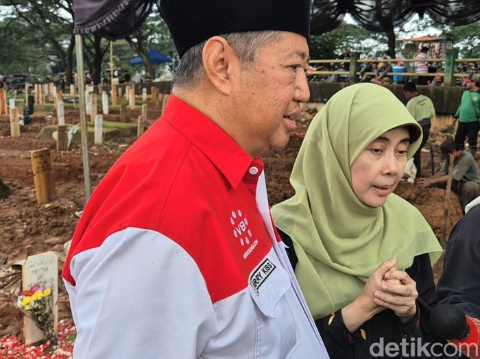 Kedua orang tua Vidi Aldiano, Harry Kiss dan Besbarini di TPU Tanah Kusir, Jakarta Selatan, Senin (9/3/2026).