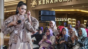 Penyanyi Vina Panduwinata membawakan sejumlah lagu andalannya dalam penampilan di sebuah pusat perbelanjaan di Bekasi. Meski sempat terjatuh saat bernyanyi, diva berusia 66 tahun itu tetap melanjutkan penampilannya untuk menghibur para pengunjung.