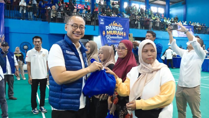 Wakil Ketua MPR RI dari Fraksi Partai Amanat Nasional (PAN) Eddy Soeparno menggelar rangkaian acara tebus murah PANsar Ramadhan di Gor Padjadjaran, Kota Bogor.