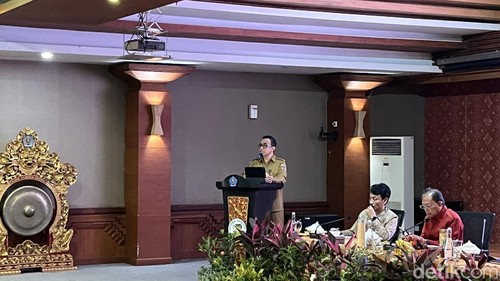 Wali Kota I Gusti Ngurah Jaya Negara saat menyampaikan Inwali kepada seluruh kades, bendesa adat dan camat se-Denpasar di Graha Sewaka Dharma di Denpasar, Senin (9/3/2026).