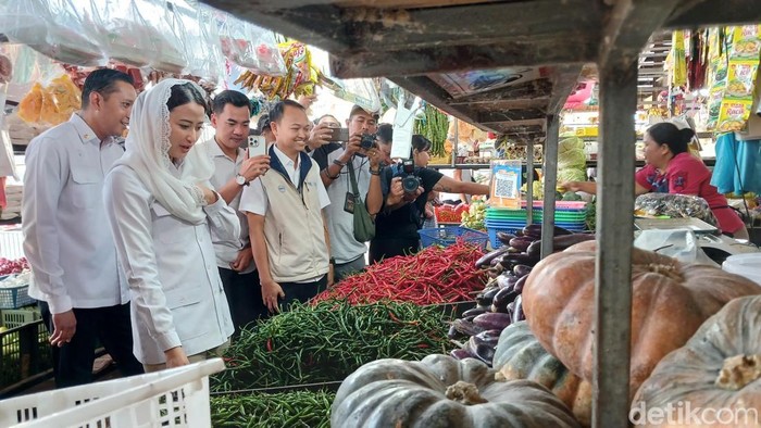 -Wamendag, Dyah Roro Esti Widya Putri meninjau harga bahan pokok di Pasar Summerland, Batu Besar, Nongsa, Batam.(Alamudin)

(Alamudin Hamapu/Kontributor Kepri)