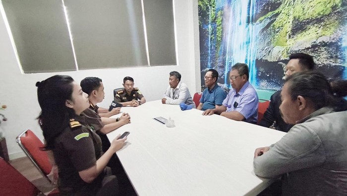 Warga Damarsi Sidoarjo saat mendatangi Kejari setempat