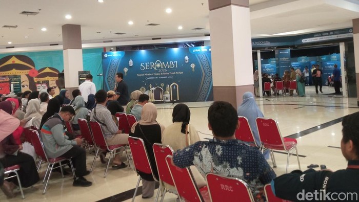 Warga mengantre untuk melakukan penukaran uang jelang lebaran