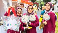Suasana bazar semakin semarak dengan hiburan musik yang mengiringi aktivitas pengunjung sambil menunggu waktu berbuka puasa. 