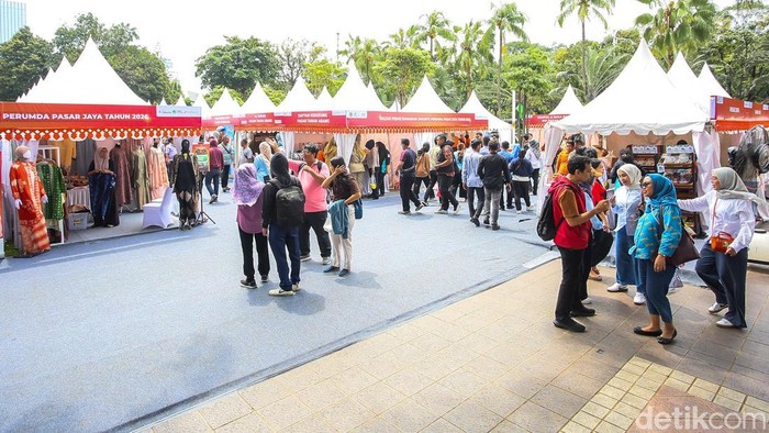 Warga memadati bazar Prime Ramadan Jakarta Perumda Pasar Jaya di Balai Kota Jakarta, Senin (9/3/2026).