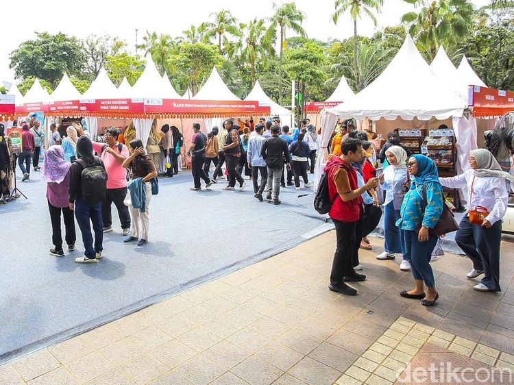 Warga Serbu Bazar Prime Ramadan Perumda Pasar Jaya Jakarta