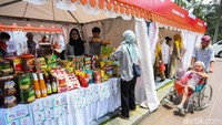 Selain berbelanja, warga juga memanfaatkan program tebus murah sembako yang disediakan untuk membantu memenuhi kebutuhan pokok selama bulan puasa. 