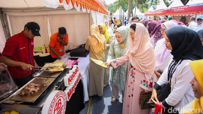 Warga memadati bazar Prime Ramadan Jakarta Perumda Pasar Jaya di Balai Kota Jakarta, Senin (9/3/2026).