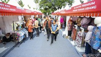 Beragam produk yang ditawarkan mulai dari makanan khas Ramadan, busana muslim, hingga kerajinan tangan yang menarik perhatian pengunjung. 