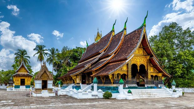 Wat Xieng Thong adalah salah satu kuil paling terkenal di Luang Prabang, yang terletak di kawasan yang menjadi Luang Prabang World Heritage Site.