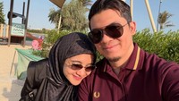 Makasi sayang, jawab Irwansyah. Aamiin Allahumma Aamiin, Barakallahu fii umrik kak Irwan, kata akun etrs****. Sakinah,mawadah,warrohmah, kata akun ter***. MasyaAllah semoga sehat selalu, imbuh akun lainnya. Foto: dok instagram Zaskia Sungkar dan Irwansyah