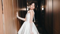Zee Asadel gaun putih dengan rok mengembang bak balerina. Ia memadukannya dengan sepatu heels putih. (Foto: dok Instagram zeeasadel)