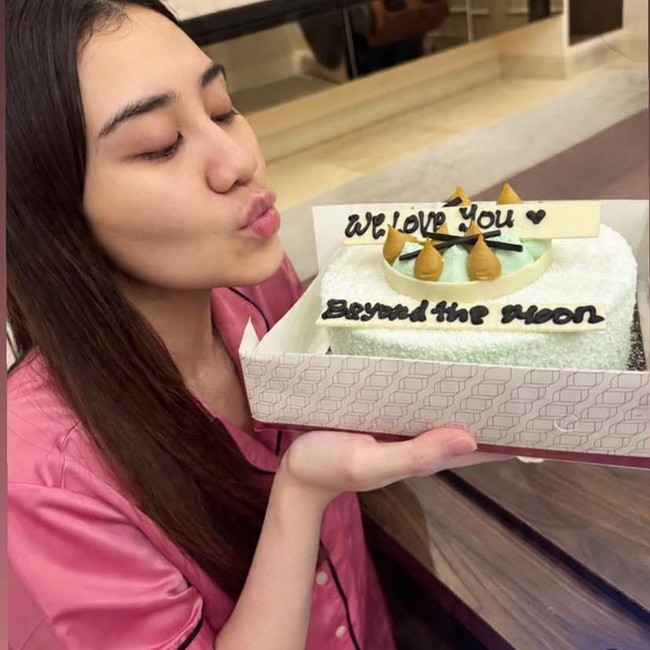 Aaliyah Massaid Dapat Kejutan Kue saat Rayakan Ultah ke-24 di Rumah