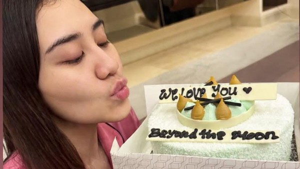 Aaliyah Massaid Dapat Kejutan Kue saat Rayakan Ultah ke-24 di Rumah