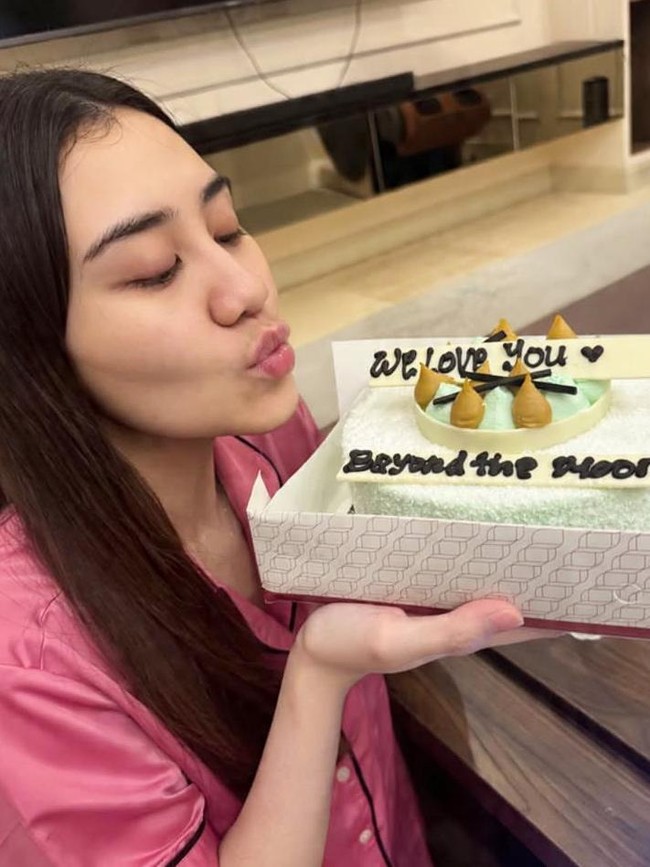 Aaliyah Massaid Dapat Kejutan Kue saat Rayakan Ultah ke-24 di Rumah