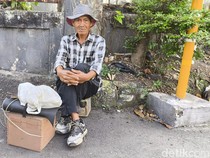 Suka Duka Jadi Penjaja Sol Sepatu di Bandung